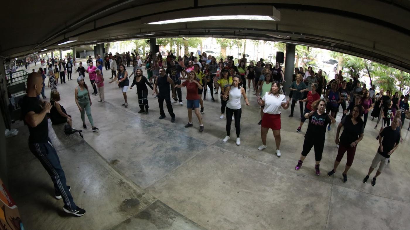 pessoas em aula de dança #paratodosverem