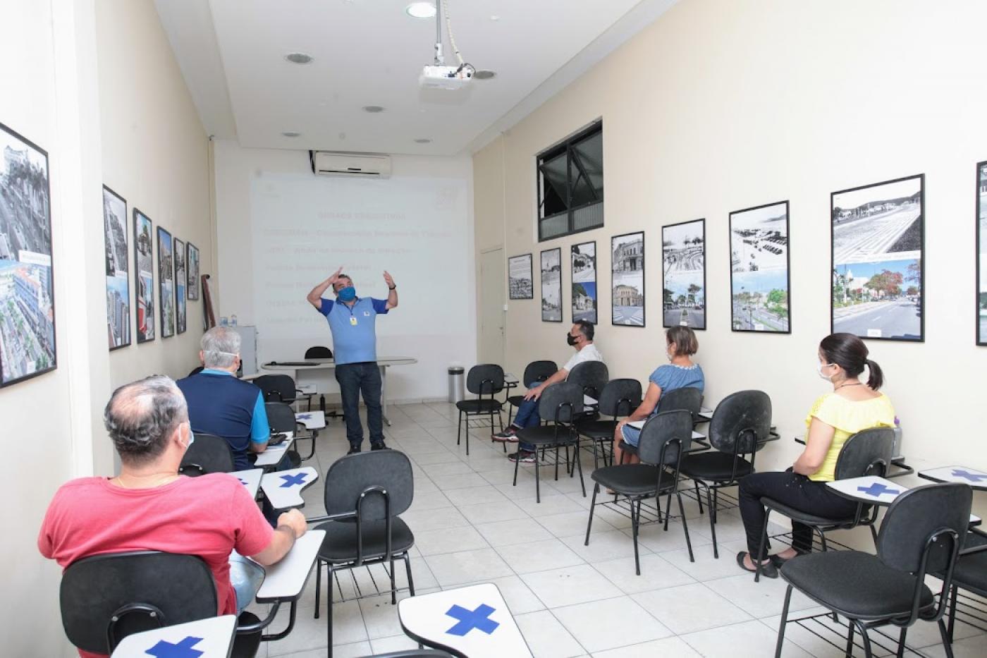 Pessoas assistem curso em uma sala de aula #paratodosverem