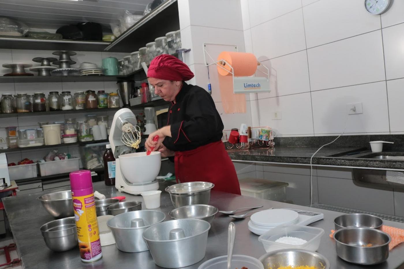 mulher cozinhando #paratodosverem 