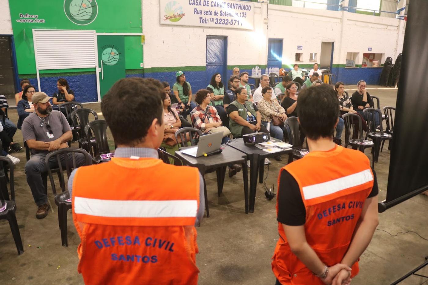 agentes de saúde assistem a capacitação #paratodosverem 