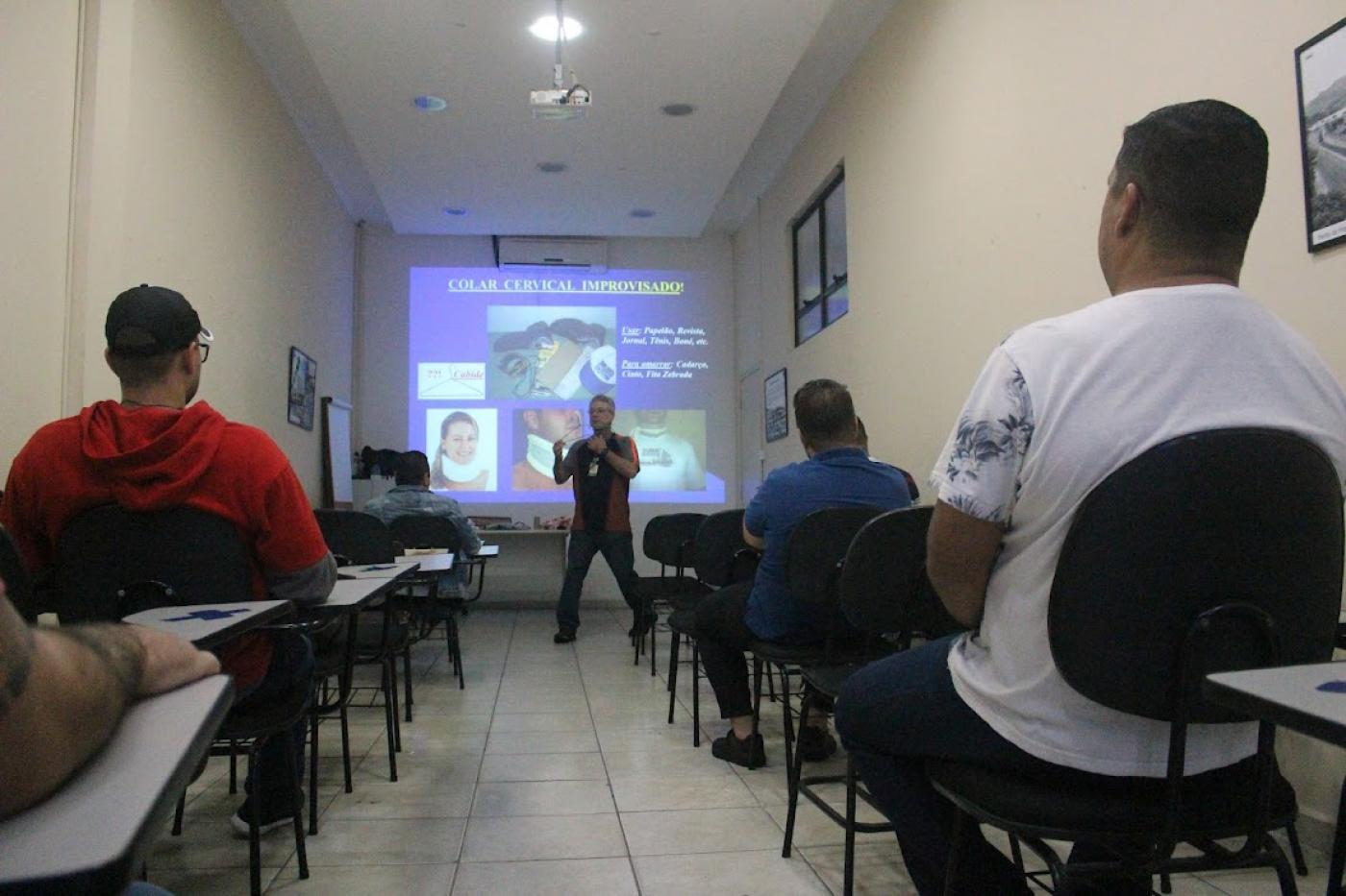alunos no curso #paratodoverem 