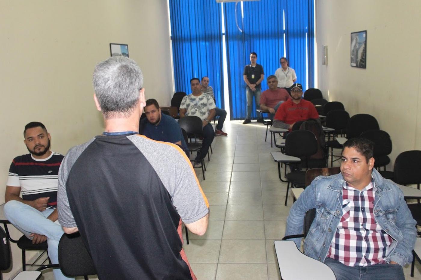 pessoas assistindo o curso #paratodosverem 
