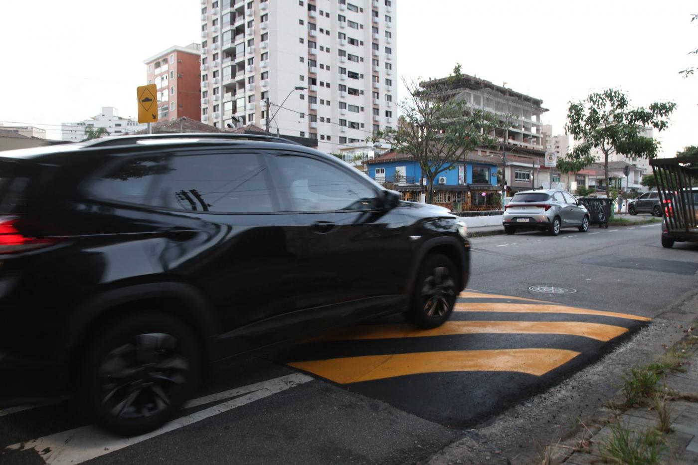 carro passando sobre lombada em via pública. #paratodosverem