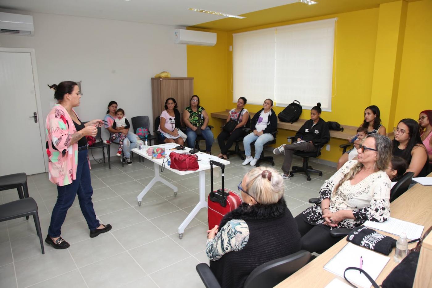 mulheres acompanham curso #paratodosverem 
