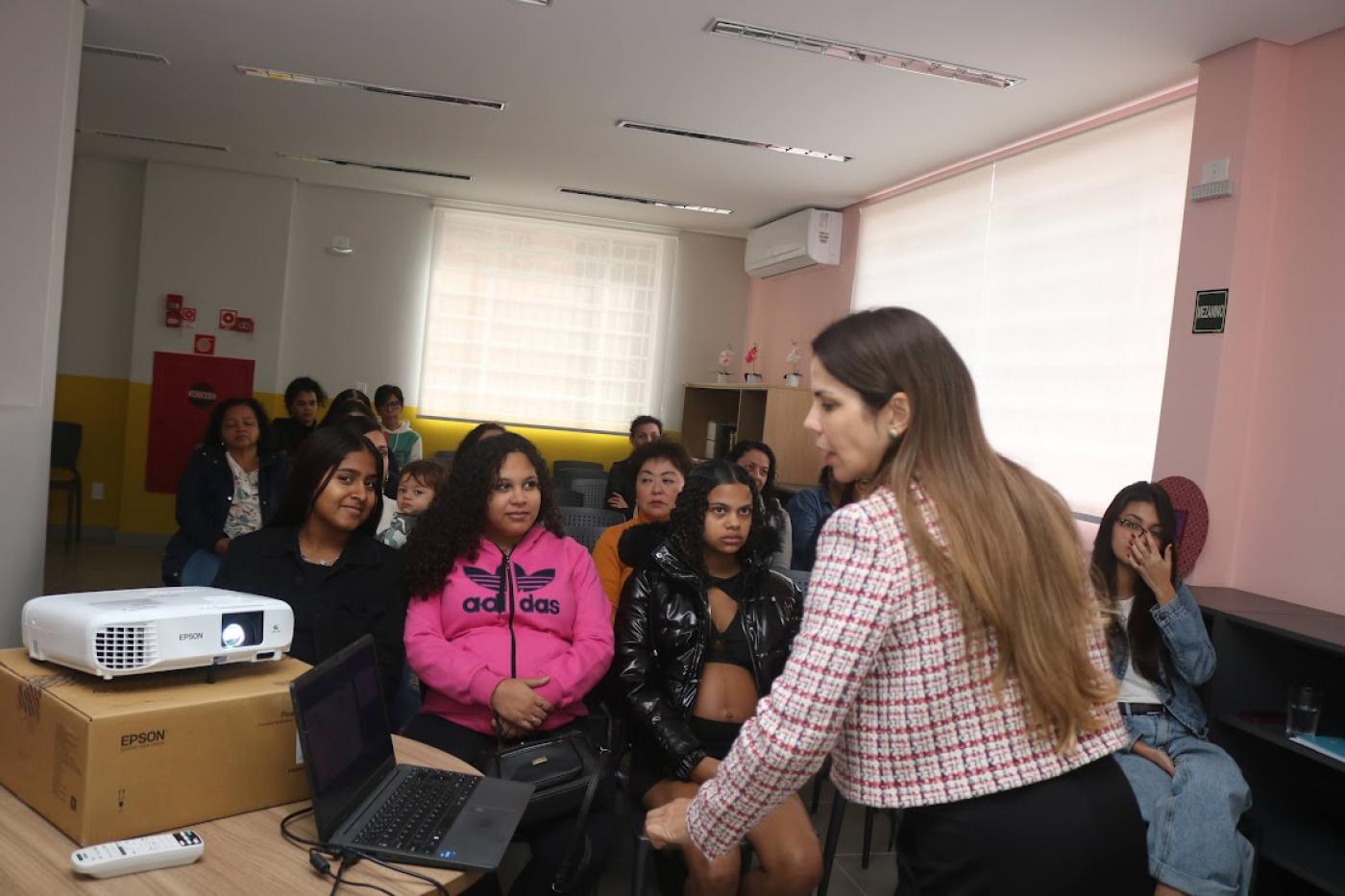 mulheres acompanham curso #paratodosverem 