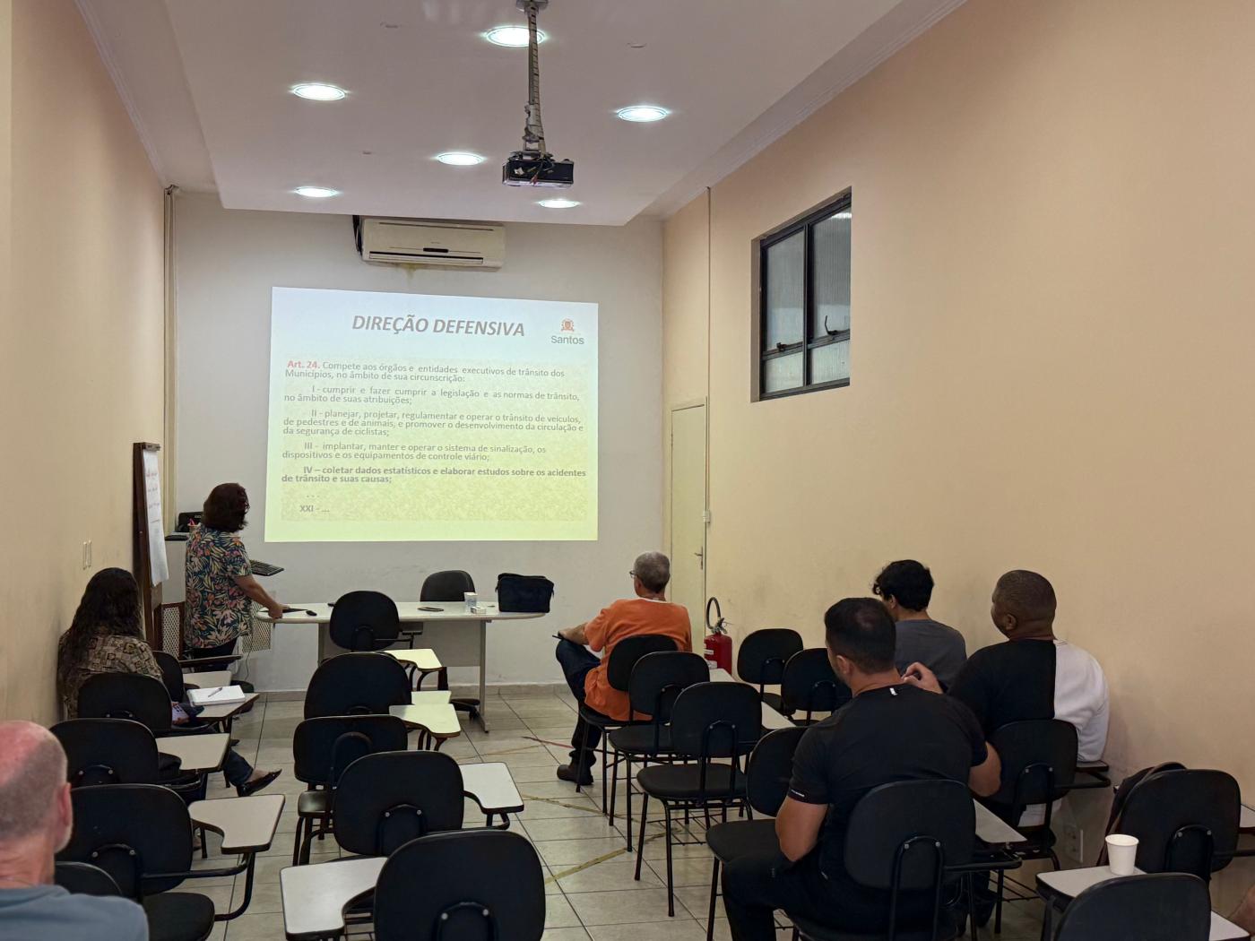 pessoas na sala de aula do curso #paratodosverem 