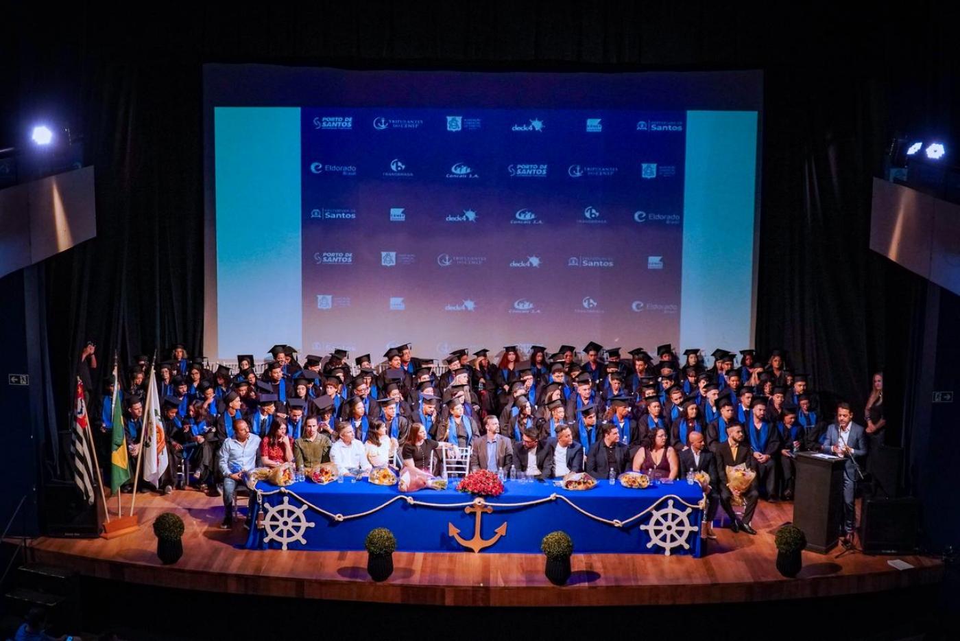 formandos no palco #paratodosverem 