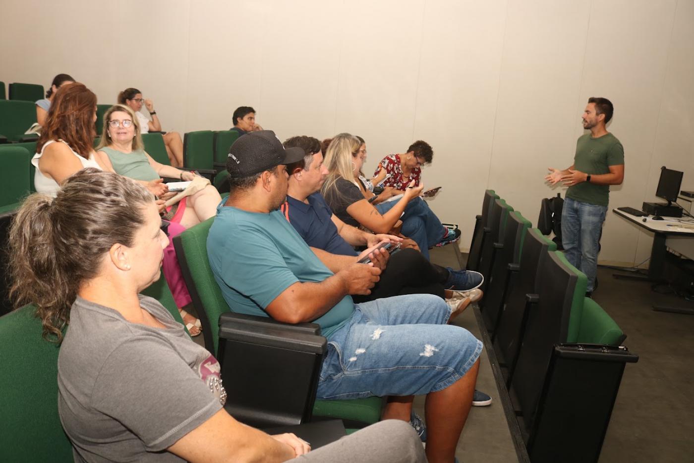 alunos acompanhando o curso #paratodosverem 