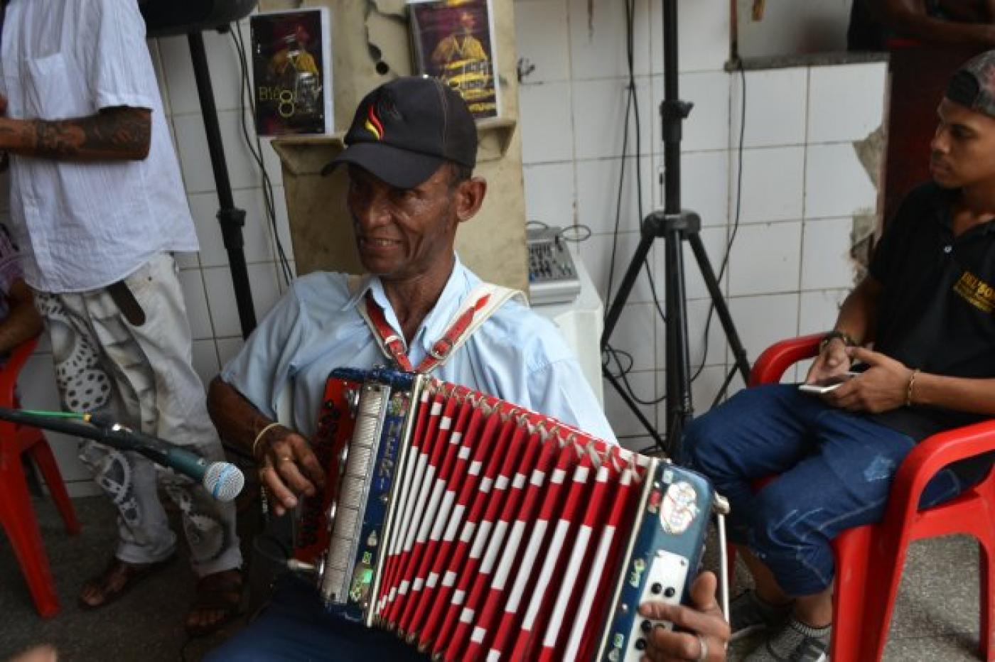 homem toca sanfona em cena de bié dos baixos #pracegover 