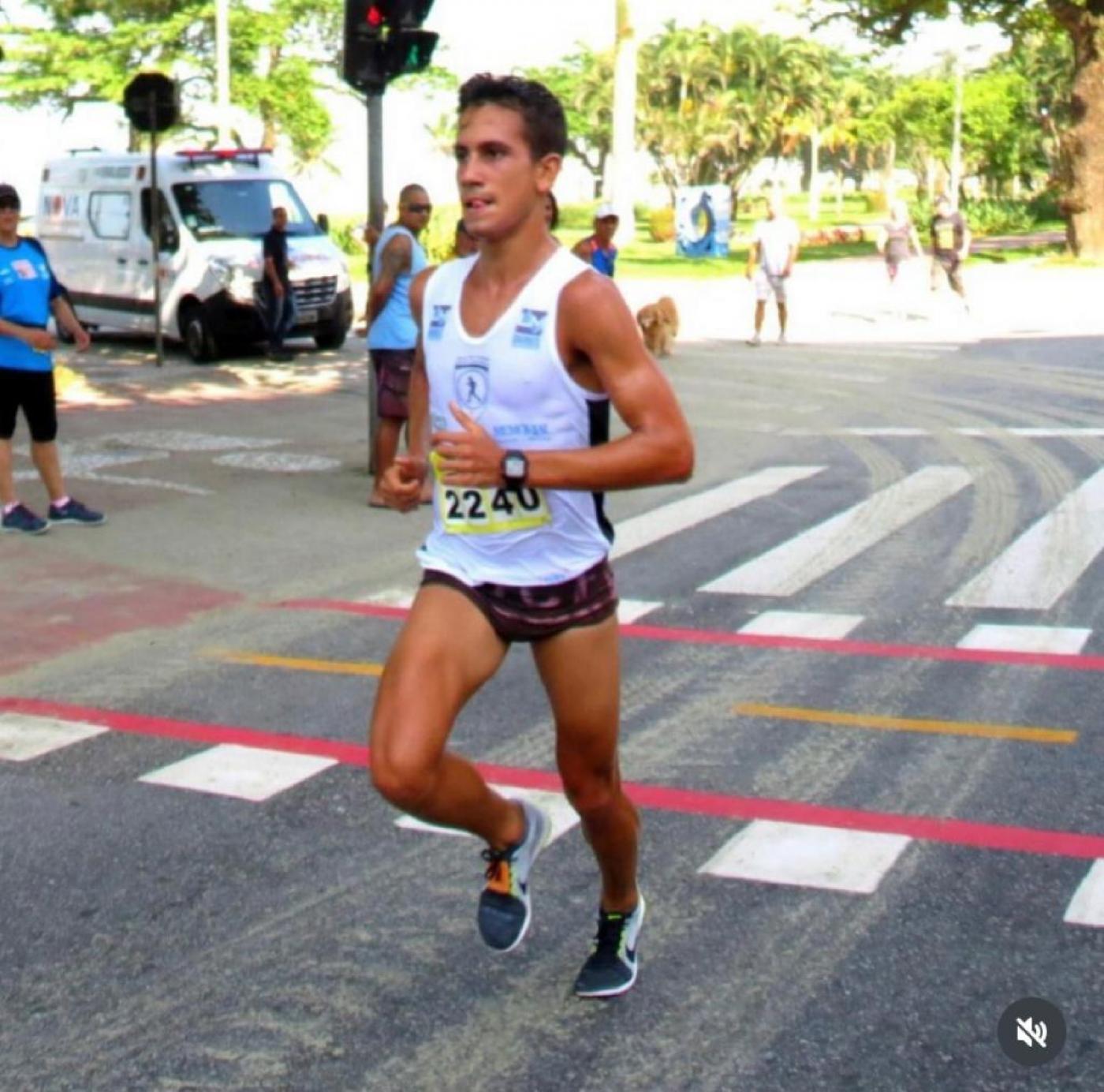 joão victor está correndo em rua. #paratodosverem