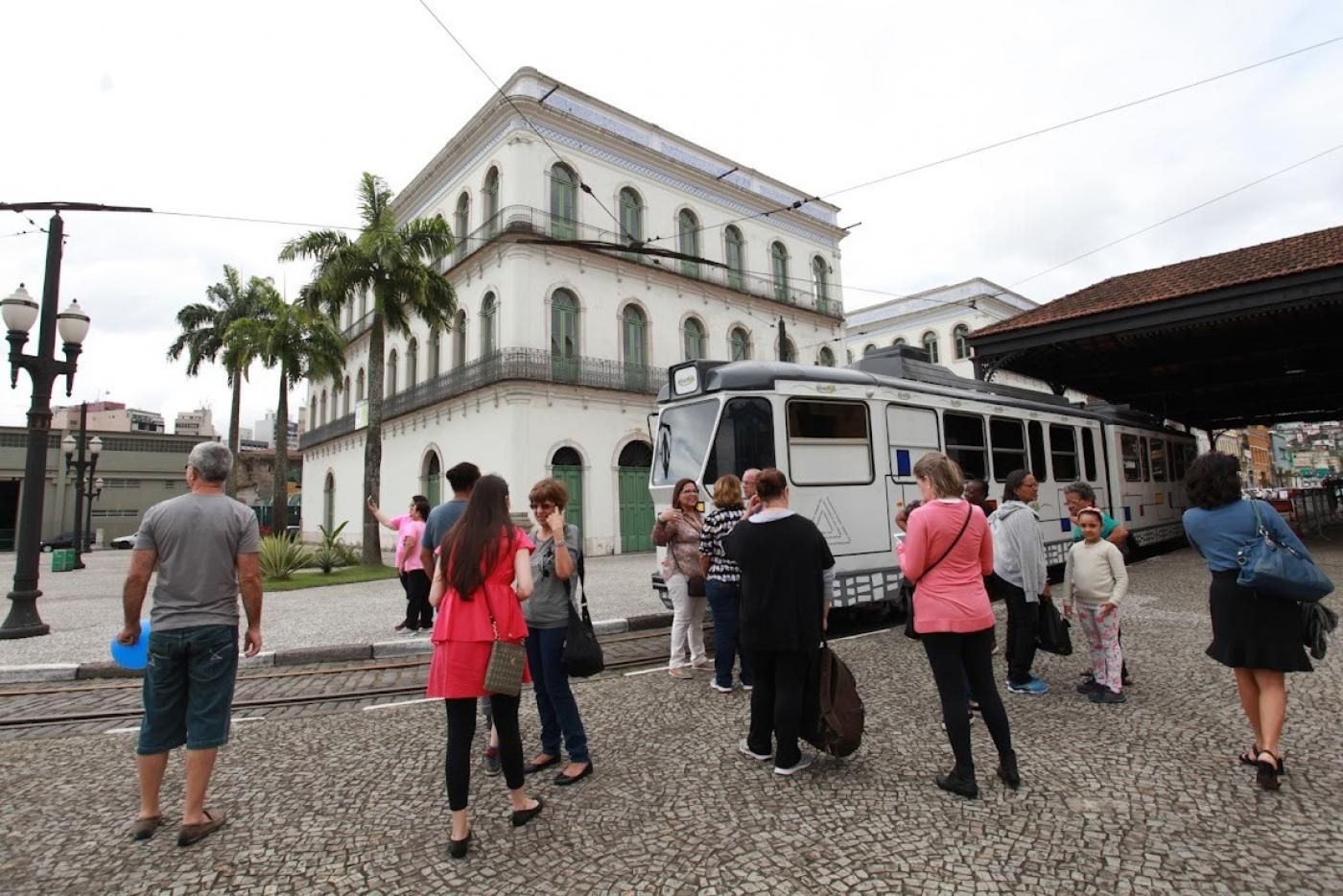 Pessoas em frente ao bonde #paratodosverem