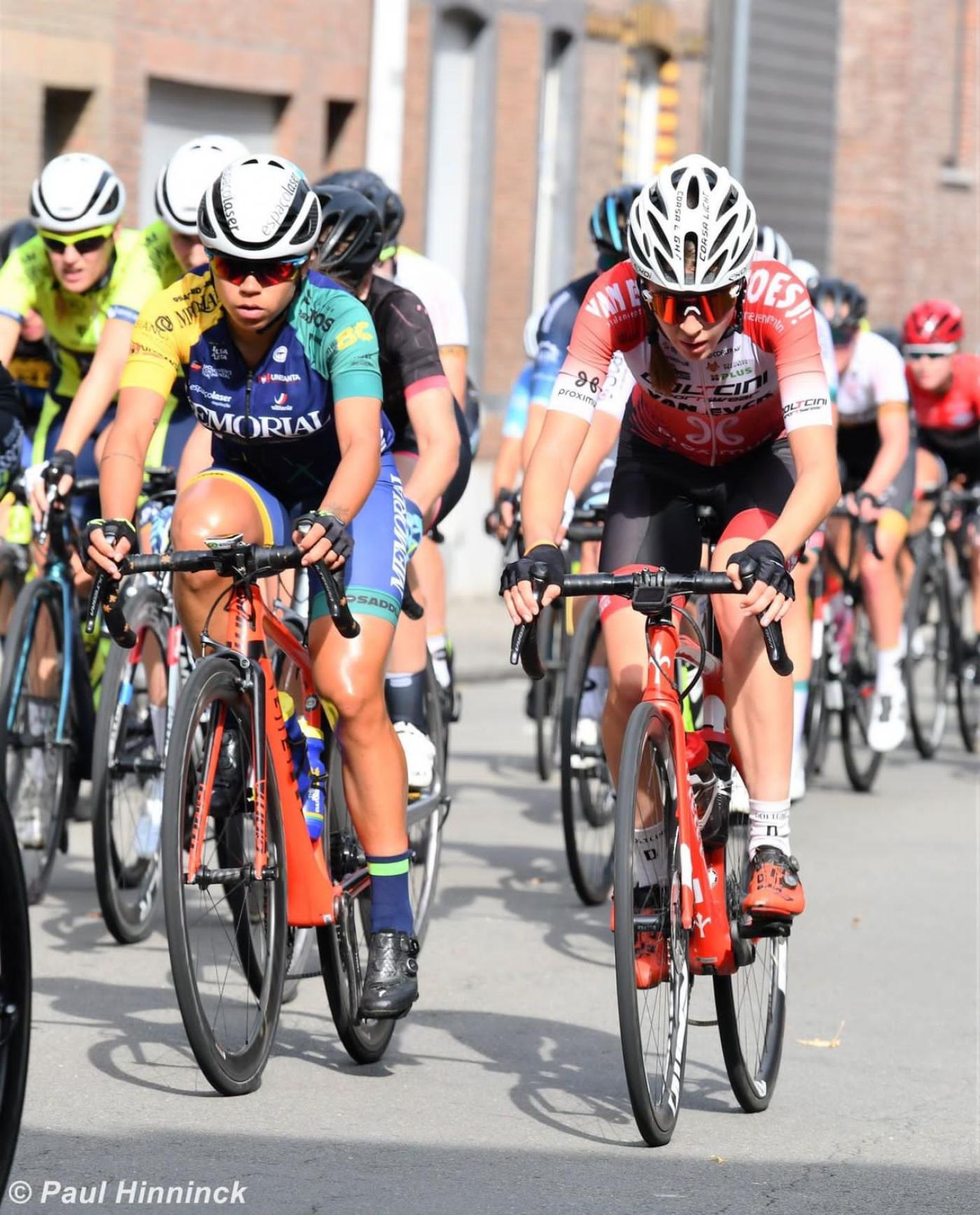 Ciclistas em competição #paratodosverem
