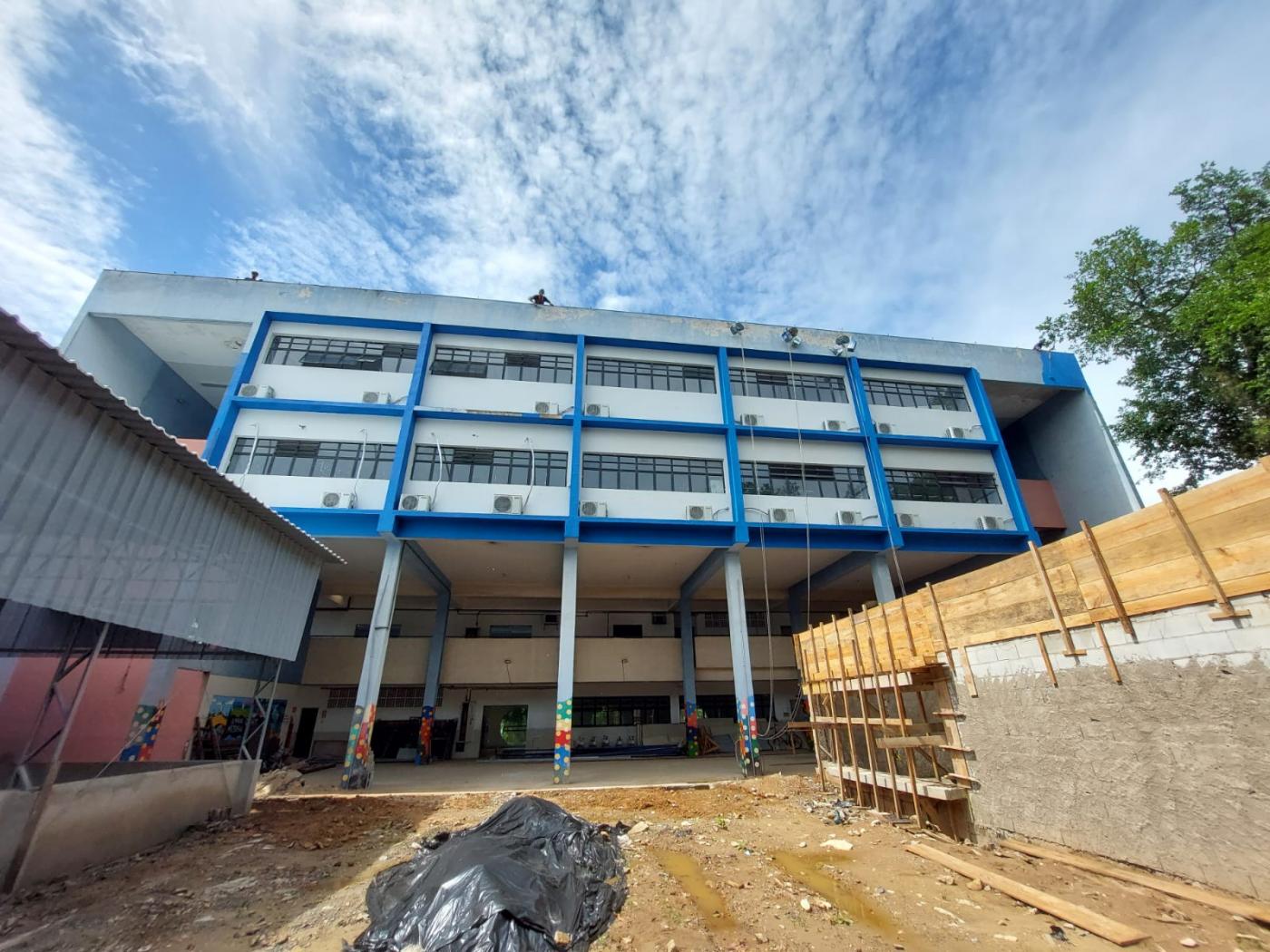 a fachada da escola com o piso da frente em obras. #paratodosverem 