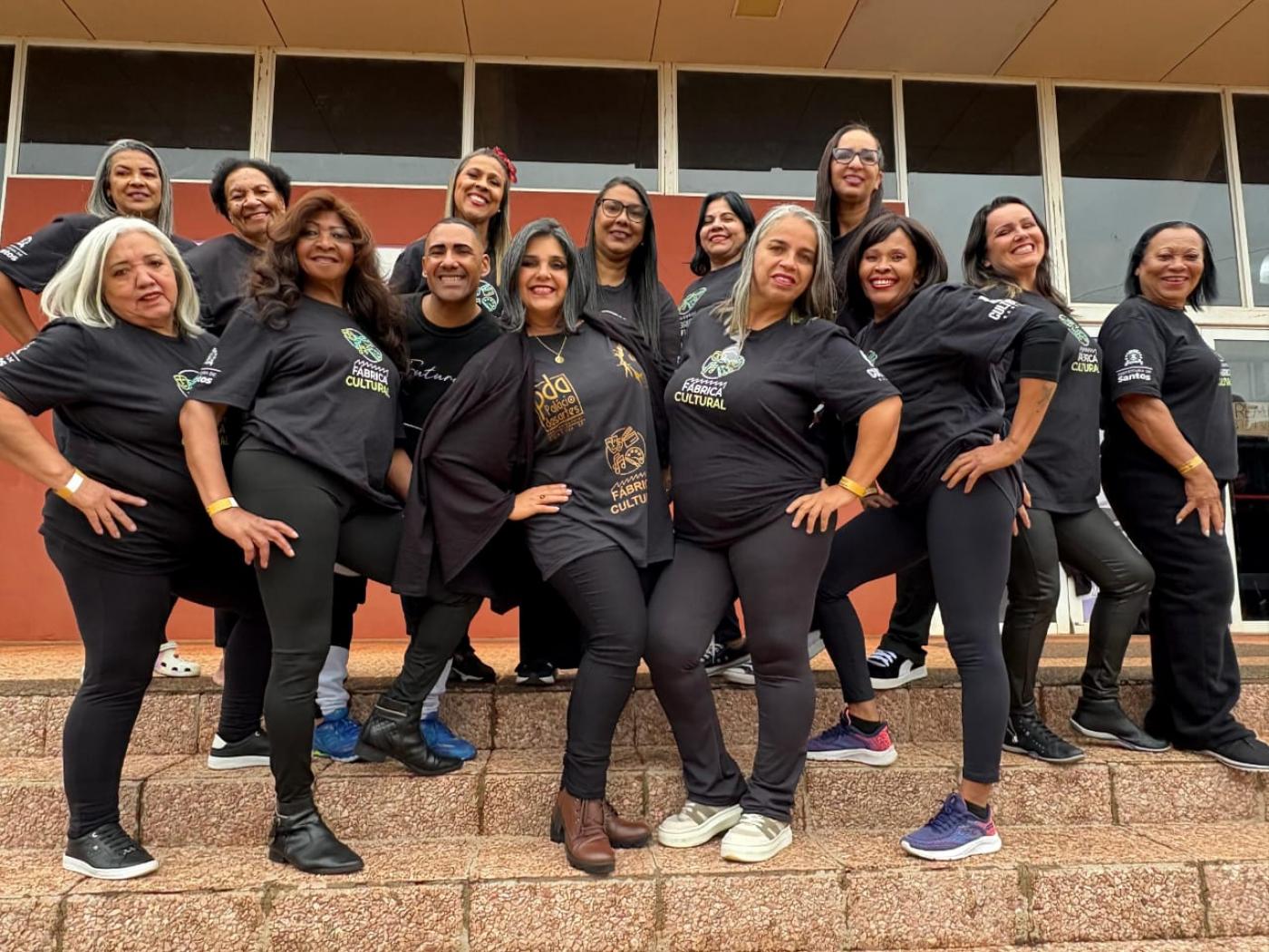 mulheres uniformizadas posando #paratodosverem