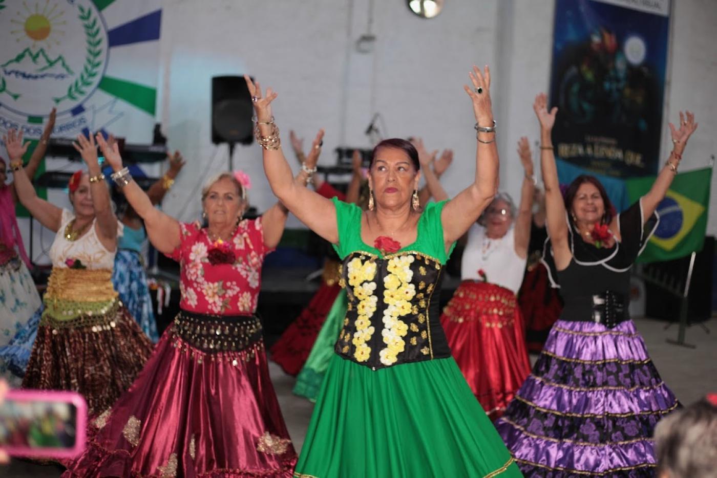 mulheres durante dança cigana #paratodosverem