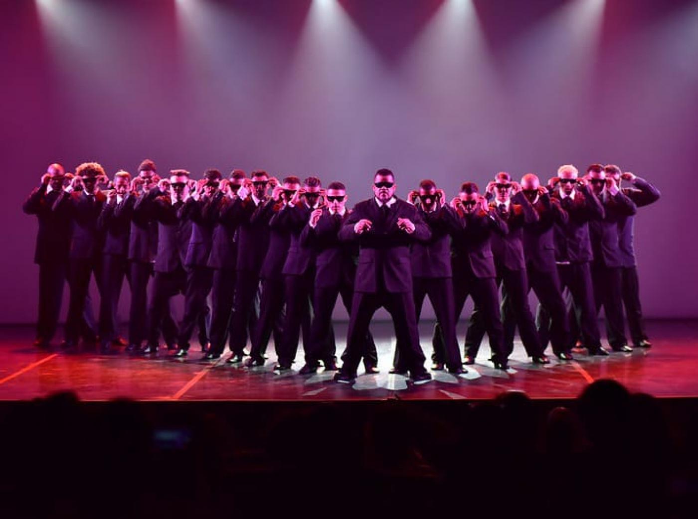 apresentação em palco do dança de rua #paratodosverem 
