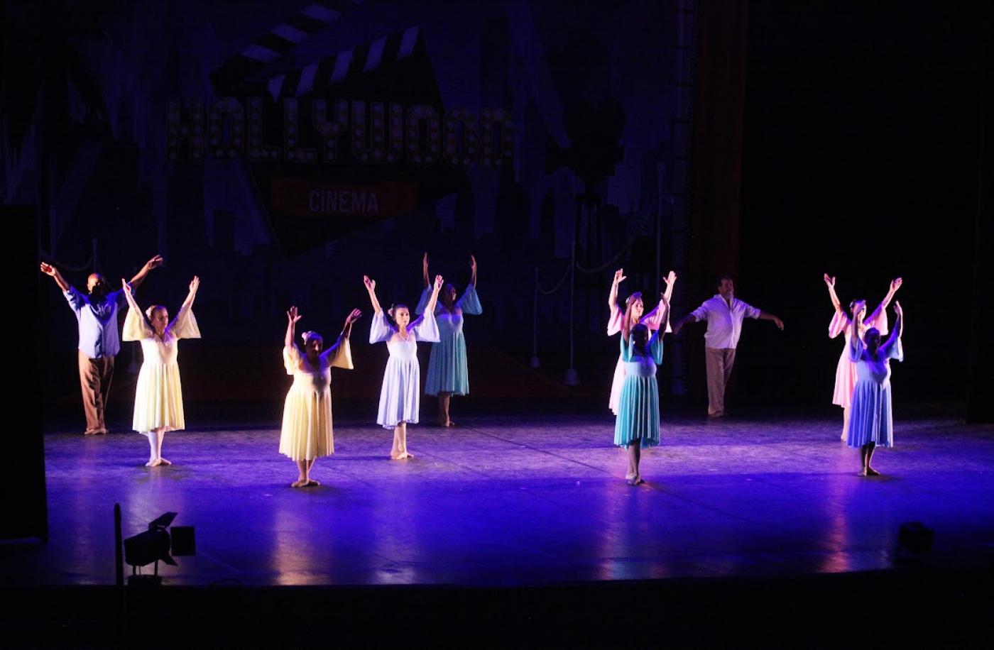 pessoas dançando em palco #paratodosverem 