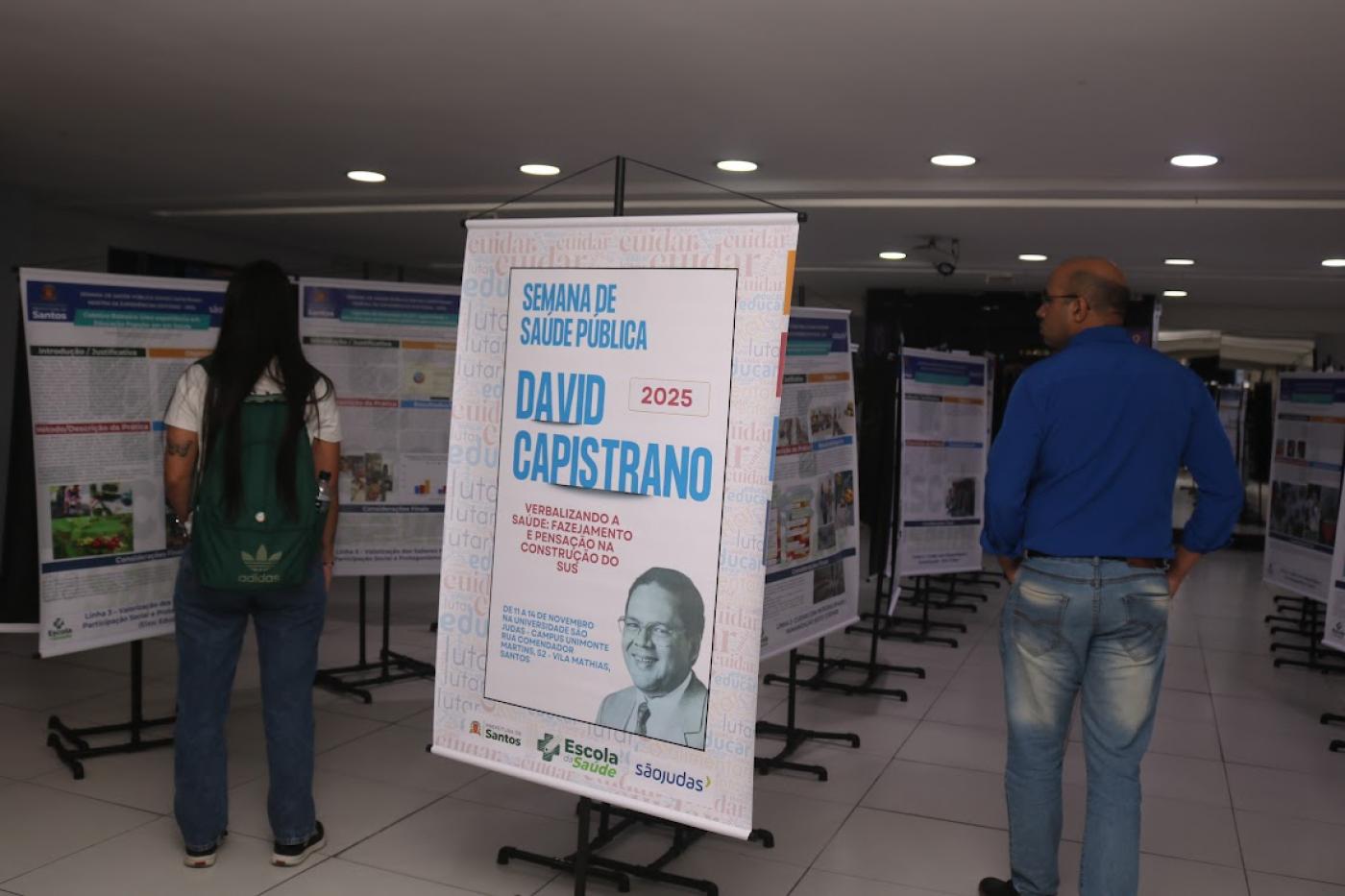 pessoas olhando exposição #paratodosverem