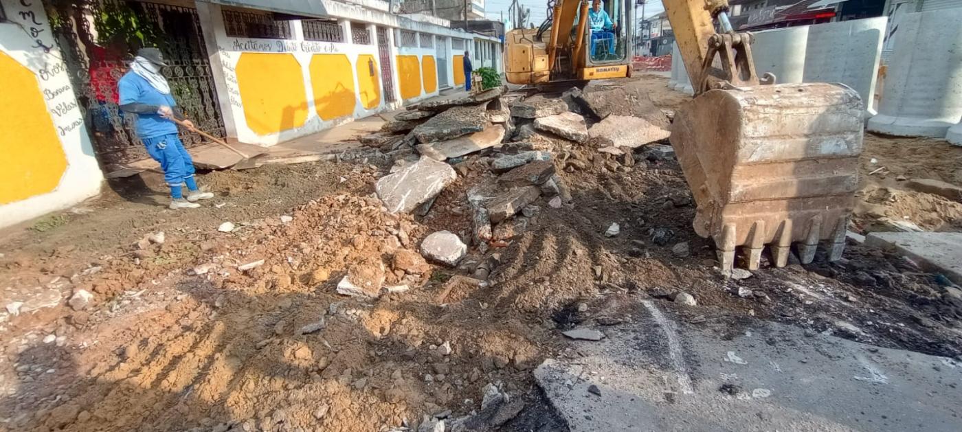 máquina está destruindo calçada em rua. #paratodosverem 