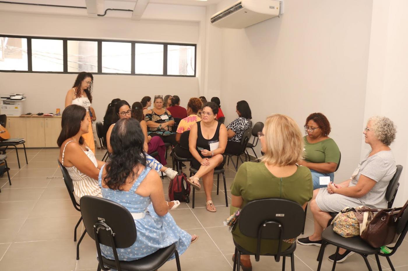 servidoras sentadas em debate #paratodosverem 