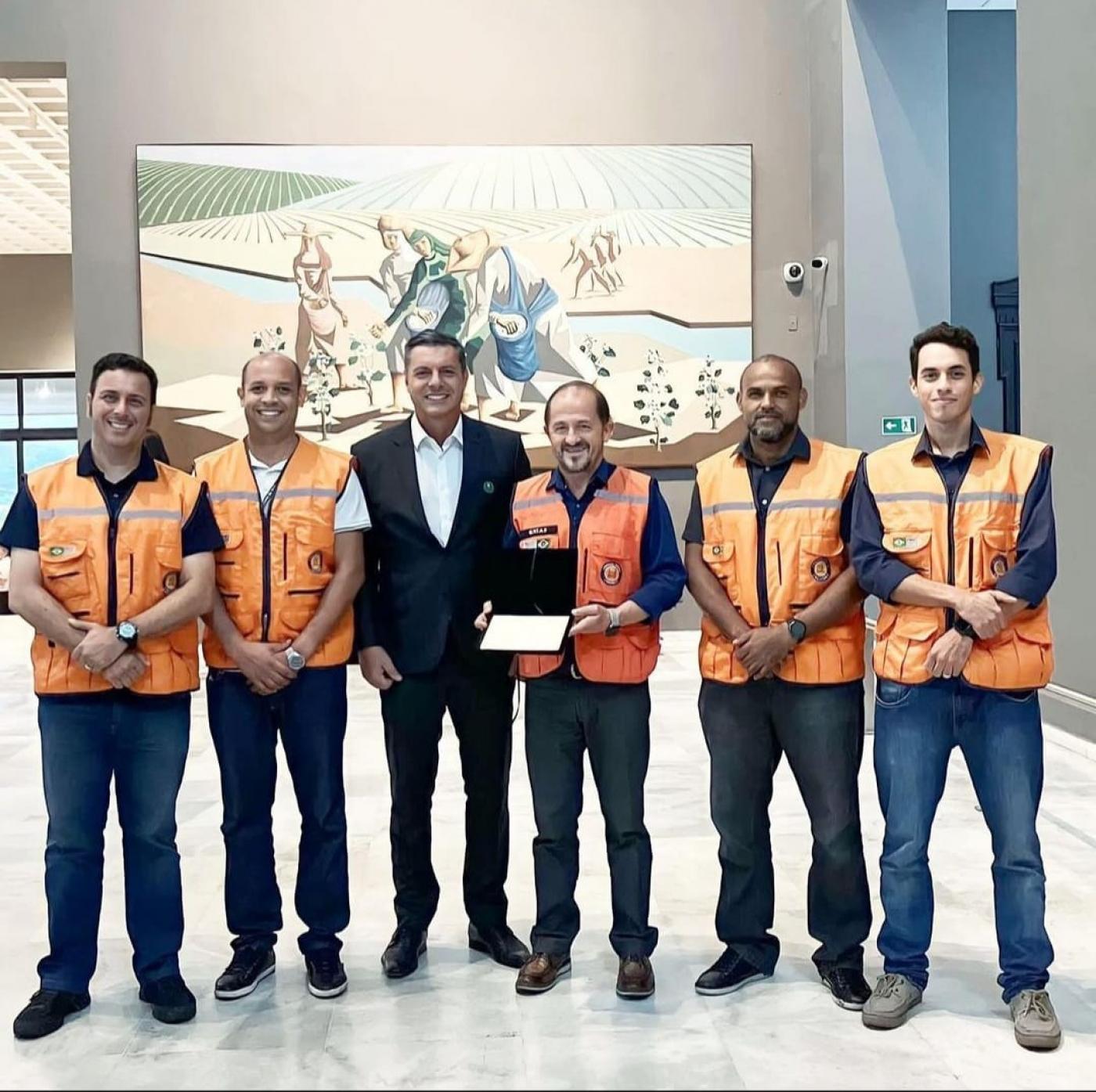 prefeito e integrantes da defesa civil posam para foto.#paratodosverem