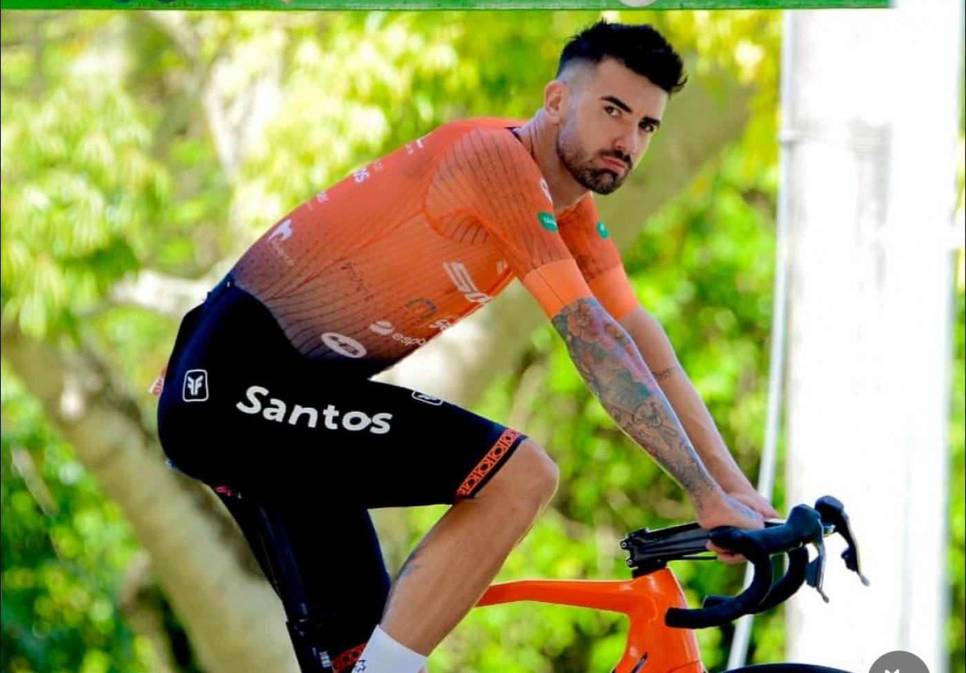 lauro chaman sobre a bike em pose para foto. #paratodosverem