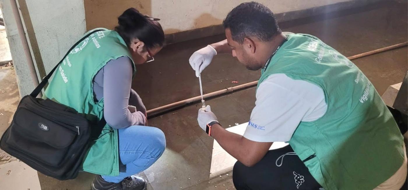 agentes analisam larvas em tubo #paratodosverem