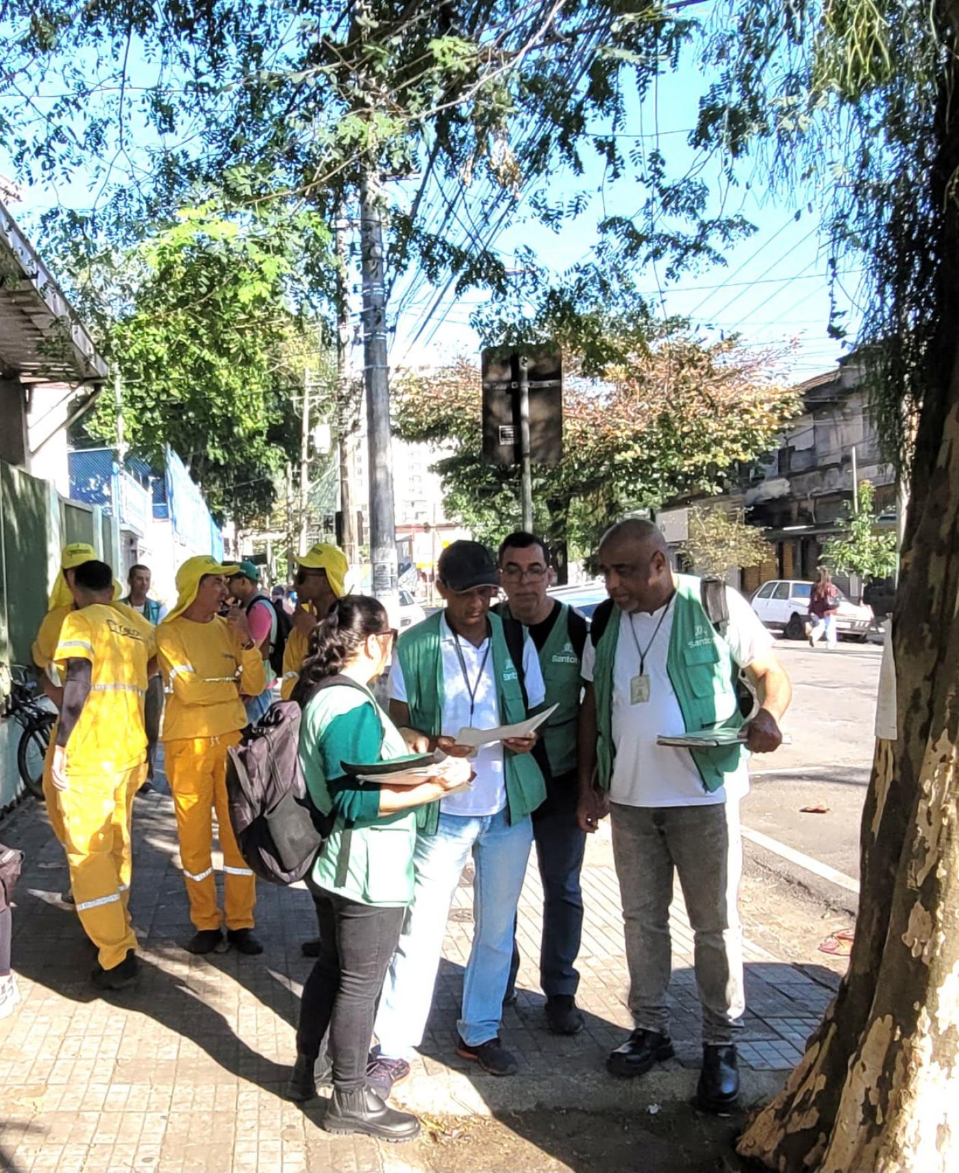 agentes uniformizados estão reunidos em calçada. #paratodosverem 
