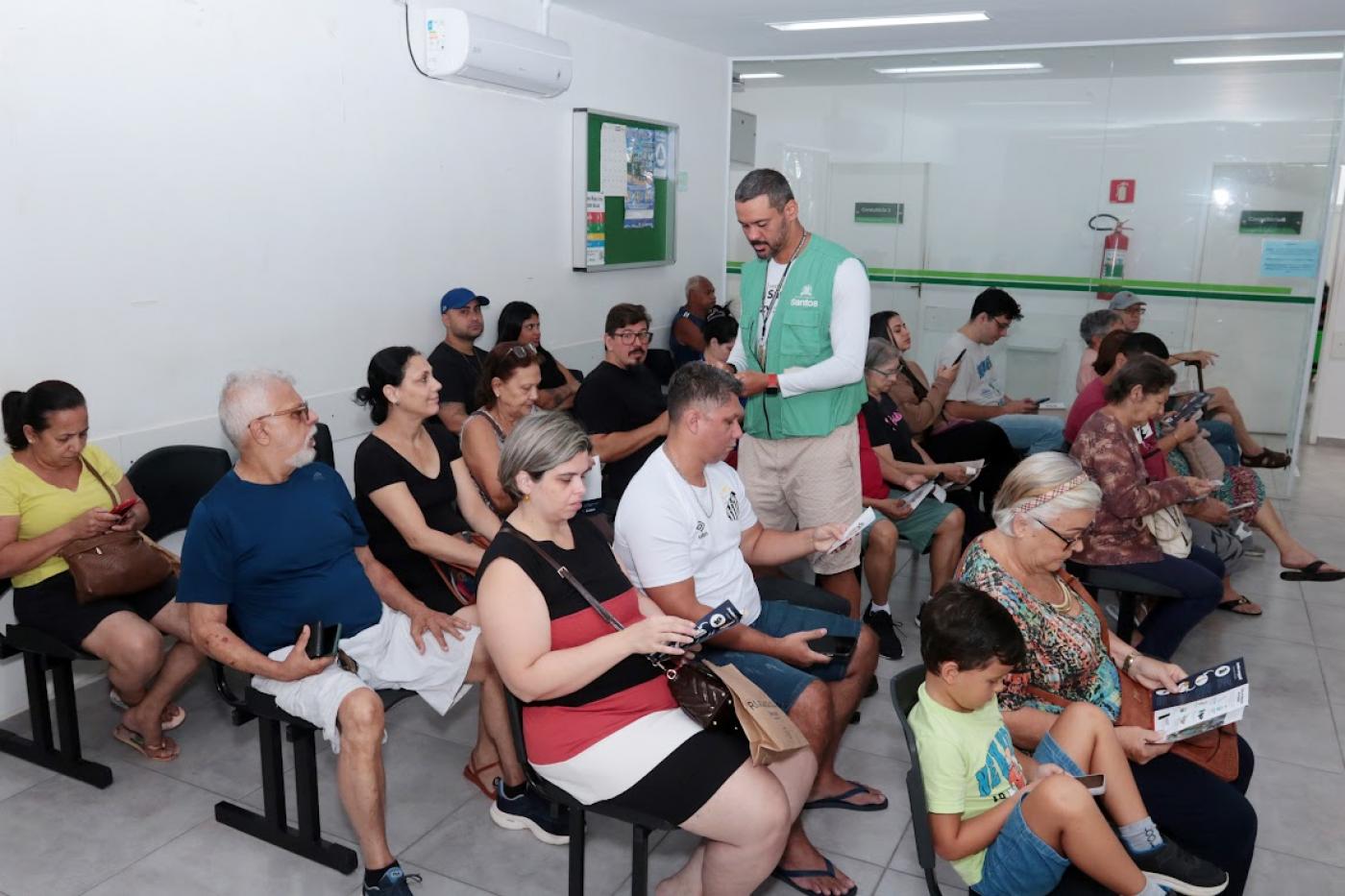 agente distribui panfletos em policlínica #paratodosverem 