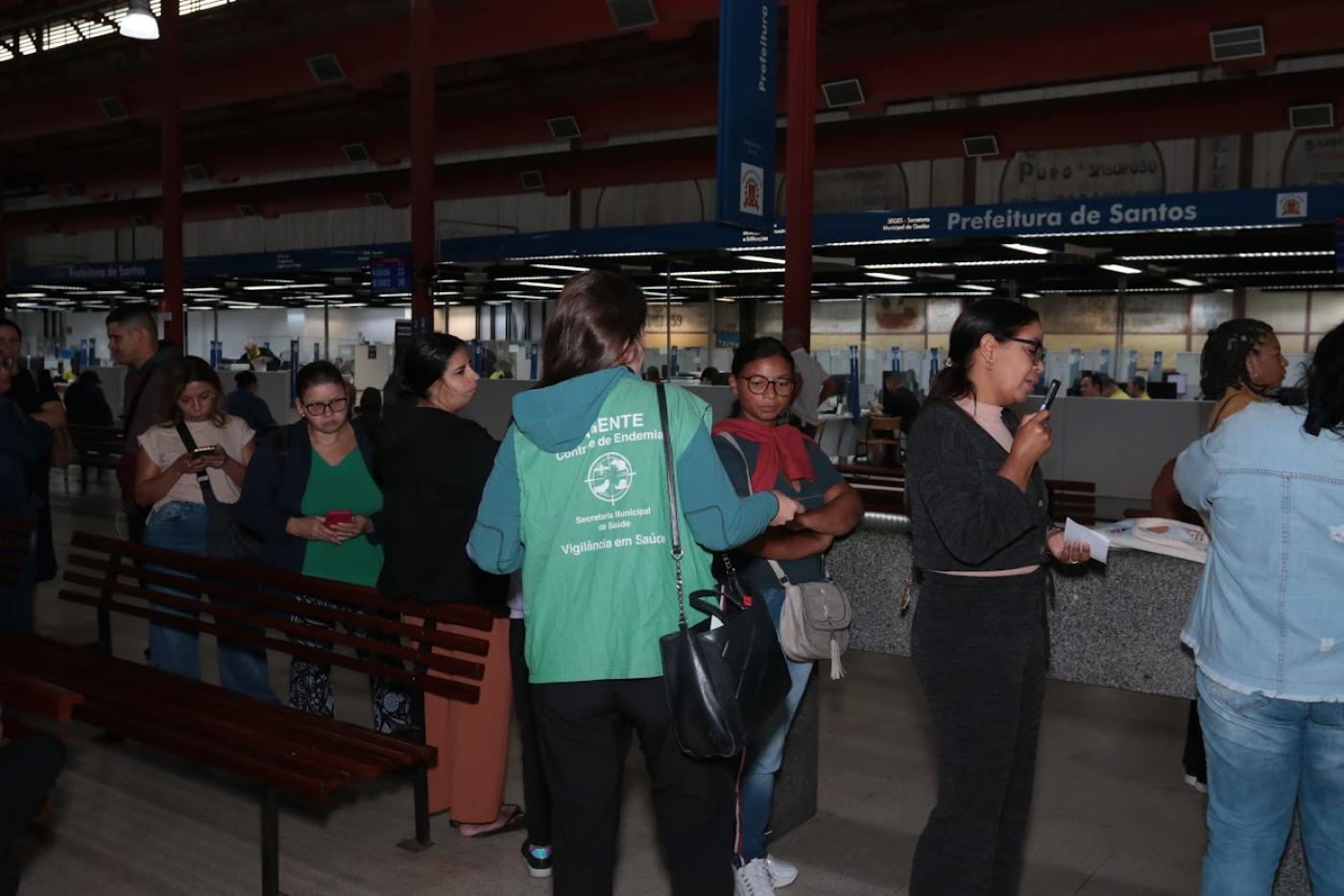agente entrega panfletos na fila #paratodosverem 