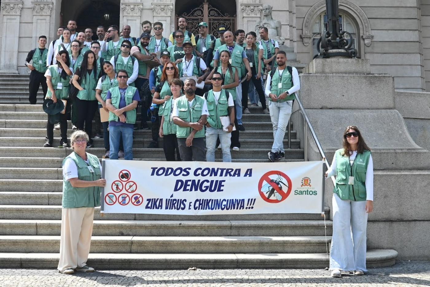 grupo de agens segura faixa na escadaria do paço #paratodosverem 