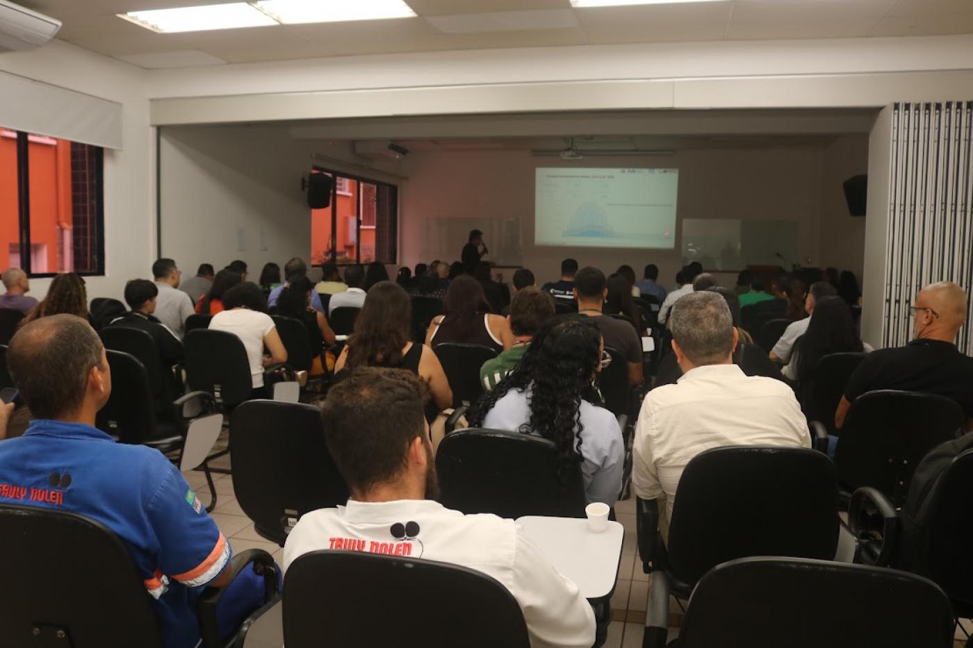 pessoas acompanhando o evento #paratodosverem 