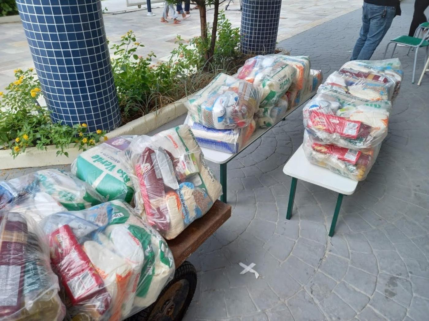 cestas em cima de mesa #paratodosverem 