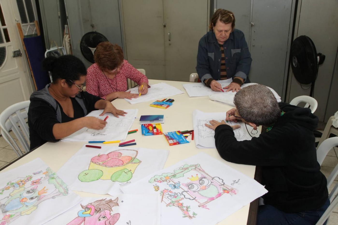 pessoas desenhando #paratodosverem 