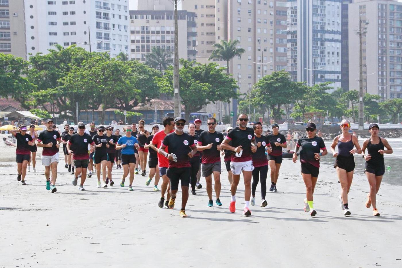 Corredores participam de corrida na praia. #Paratodosverem