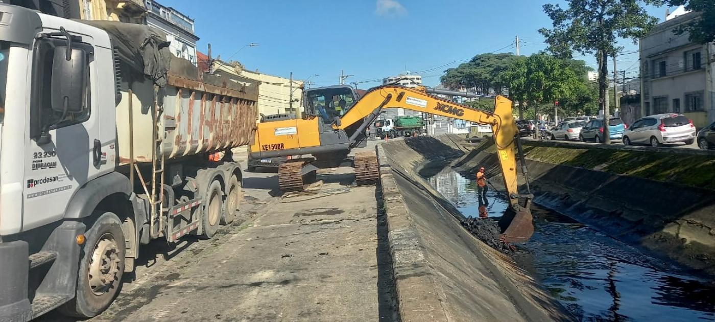 escavadeira retira lixo de canal #paratodosverem 
