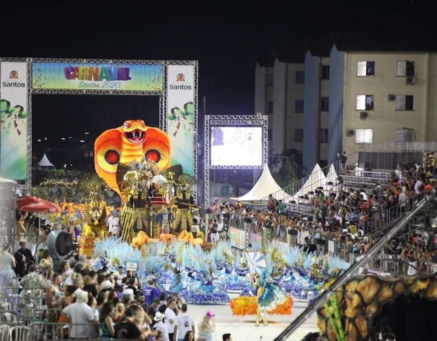 Desfile de escola de samba com grande público #paratodosverem