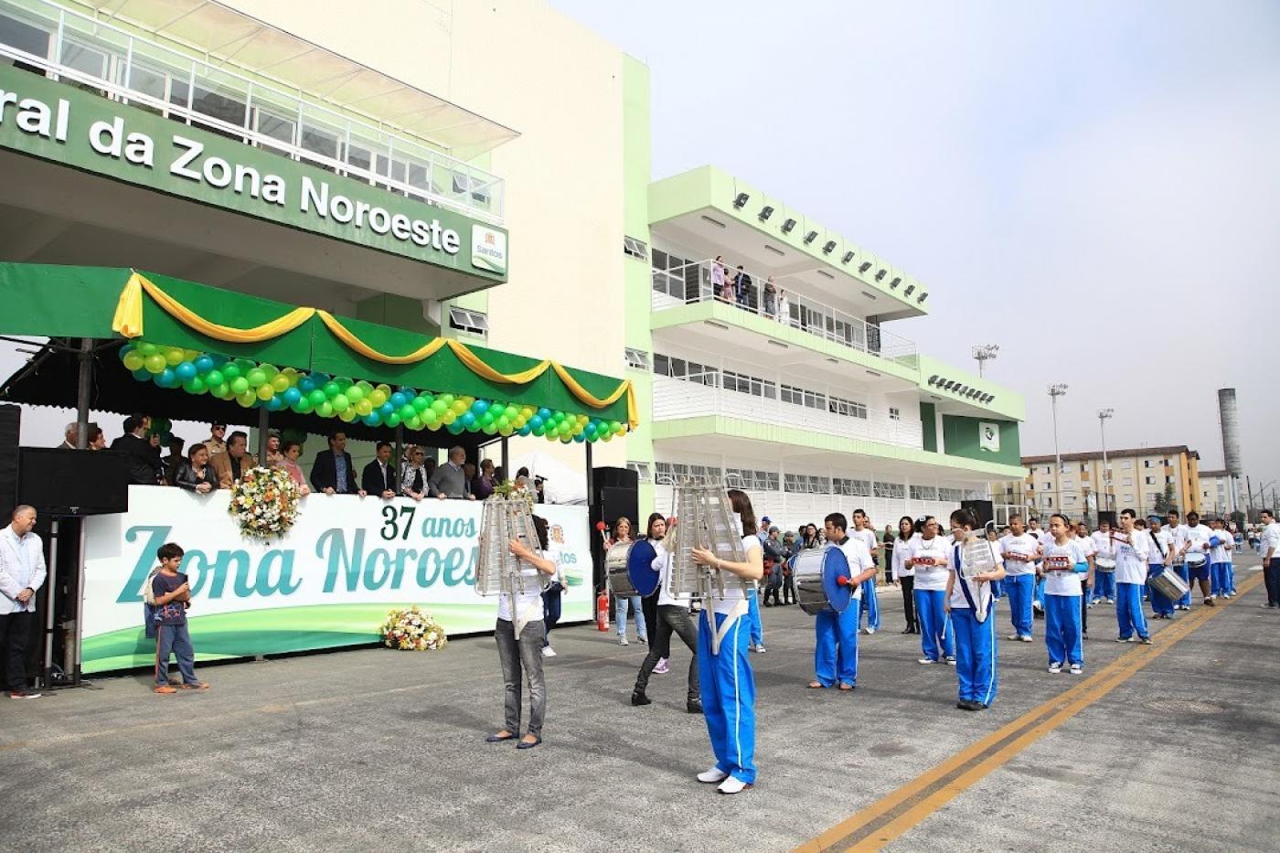 desfile em avenida decorada com o tradicional verde-amarelo. #paratodosverem