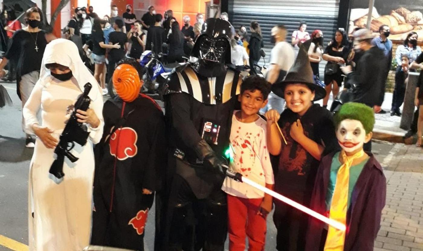 Crianças fantasiadas tiram foto com personagem de terror #paratodosverem