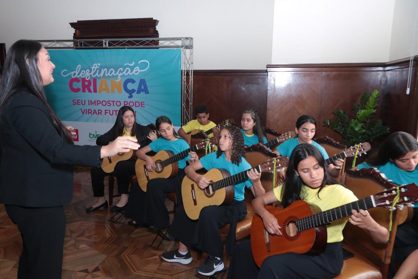 crianças tocando violão #paratodosverem