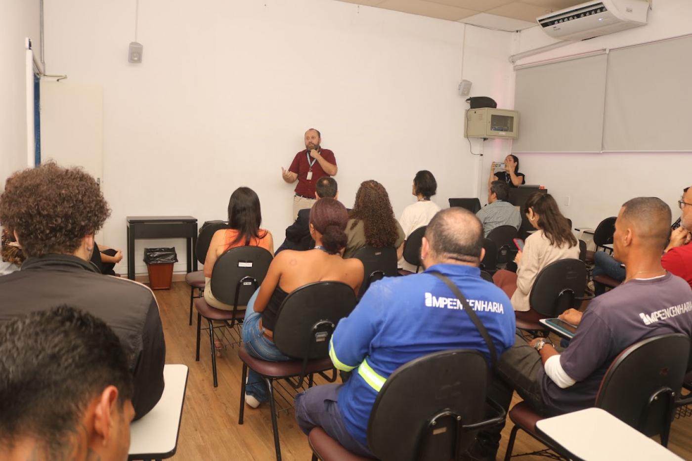 pessoas assistem a palestra #paratodosverem