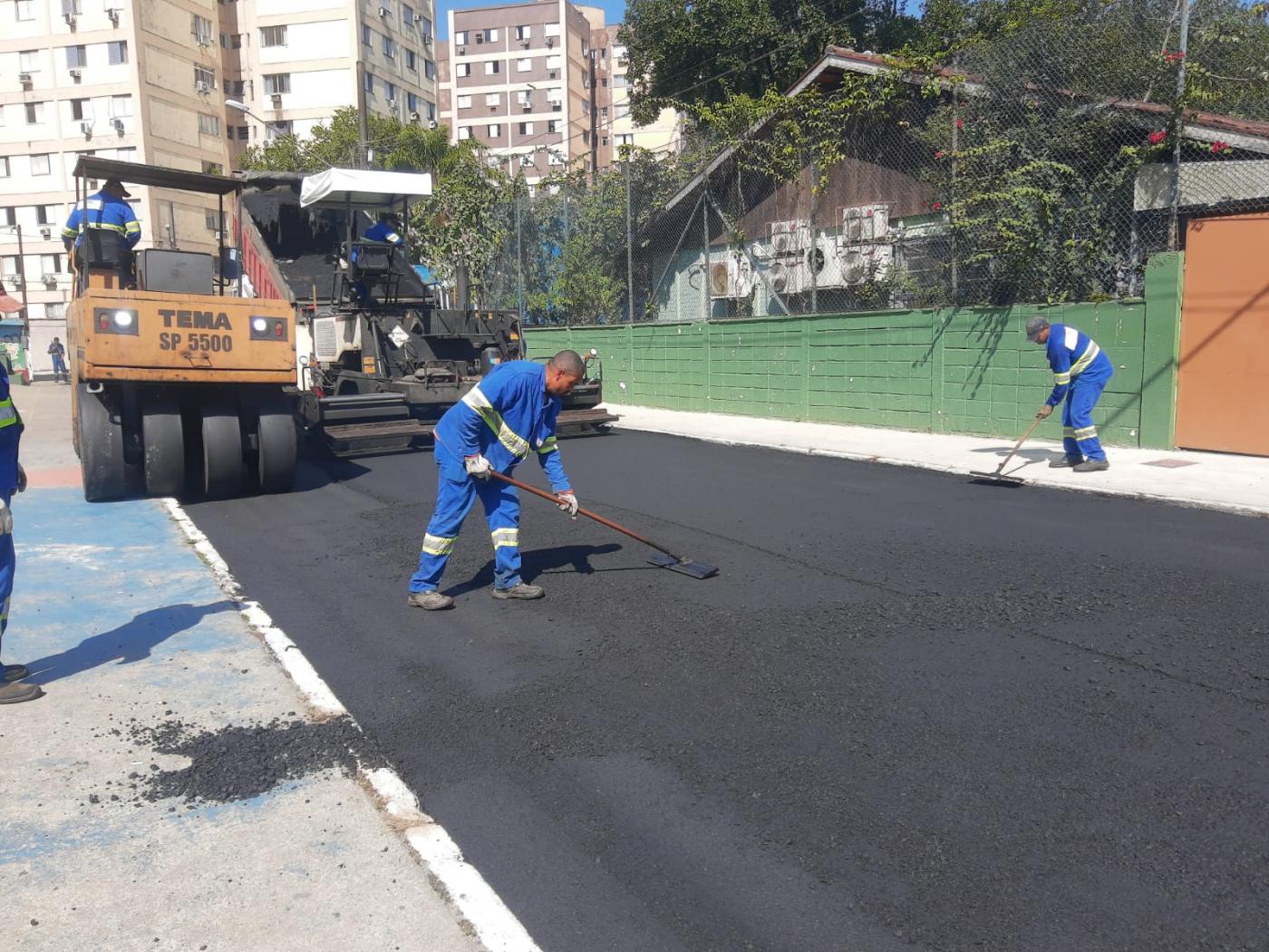 homens trabalhando em finalização de pavimentação #paratodosverem 