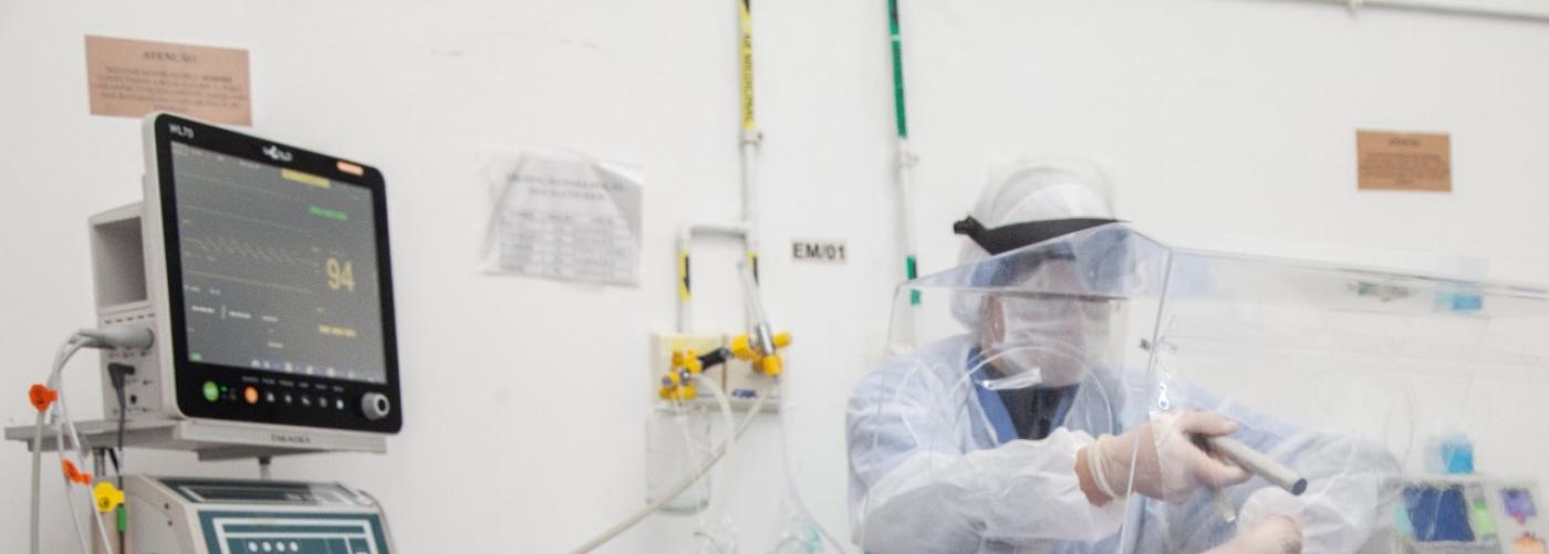 técnico de saúde trabalha em leito #paratodosverem 