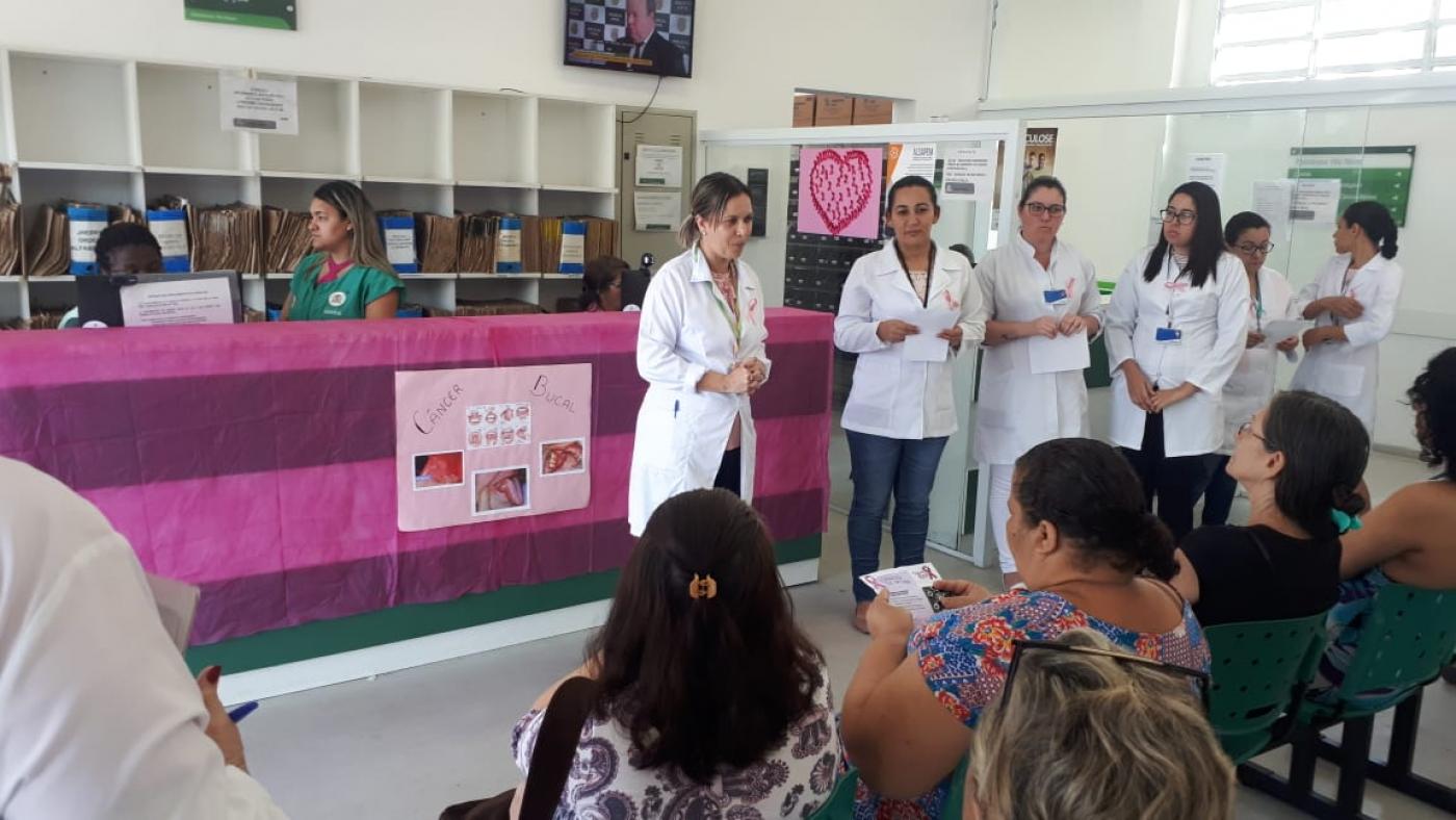 Profissionais de saúde orientam mulheres na unidade da Vila Nova. #pracegover