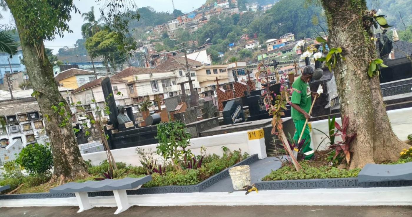 operários atuando em cemitérios #paratodosverem