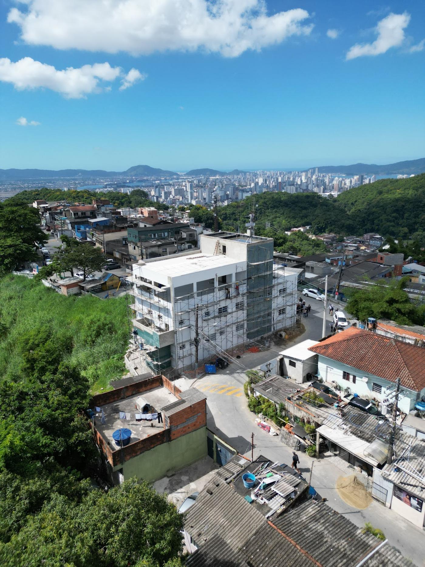 vista geral de prédio em construção em alto de morro. #paratodosverem
