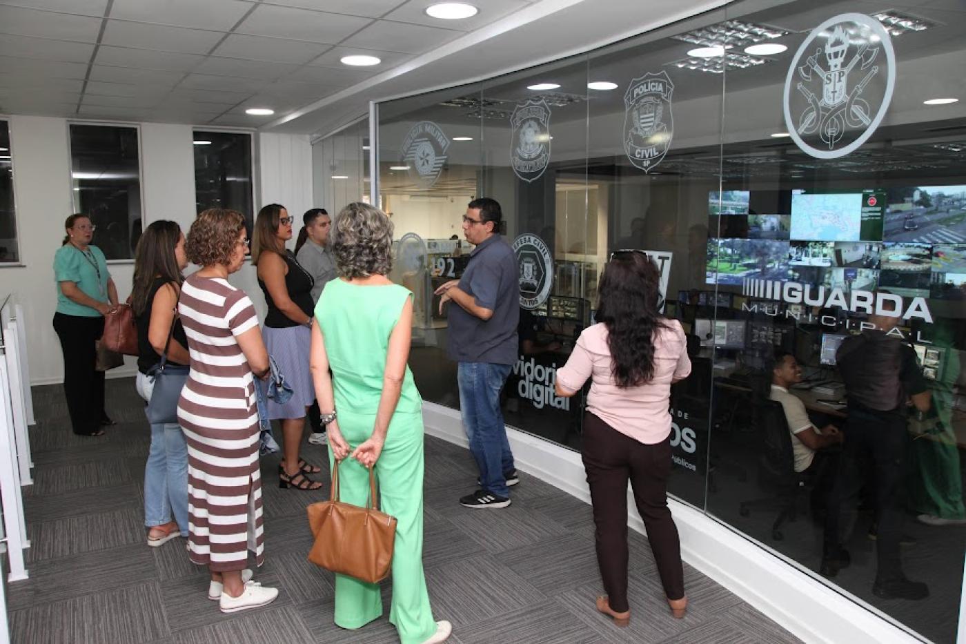 mulheres observam funcionamento do cco em antesala. #paratodosverem 