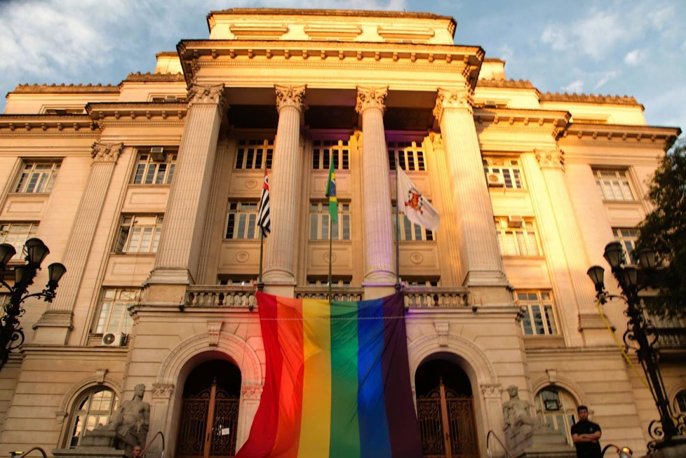 fachada da prefeitura com bandeira do arco iris #paratodosverem 
