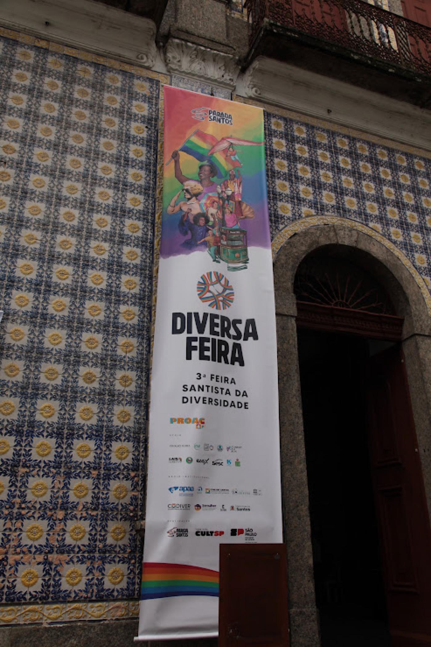 fachada da frontaria azulejada com banner #paratodosverem