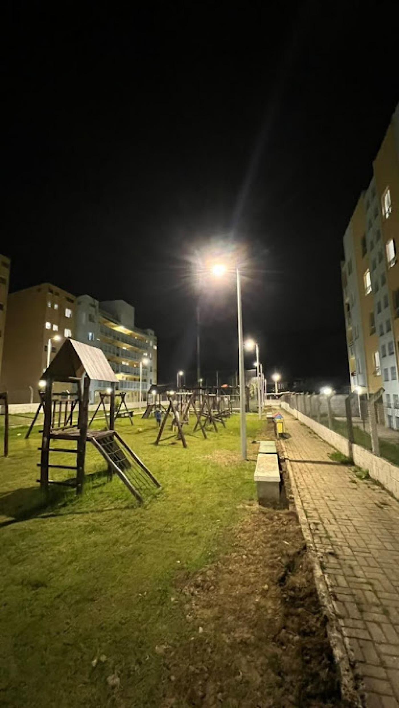 nova luminária em área de lazer #paratodosverem 